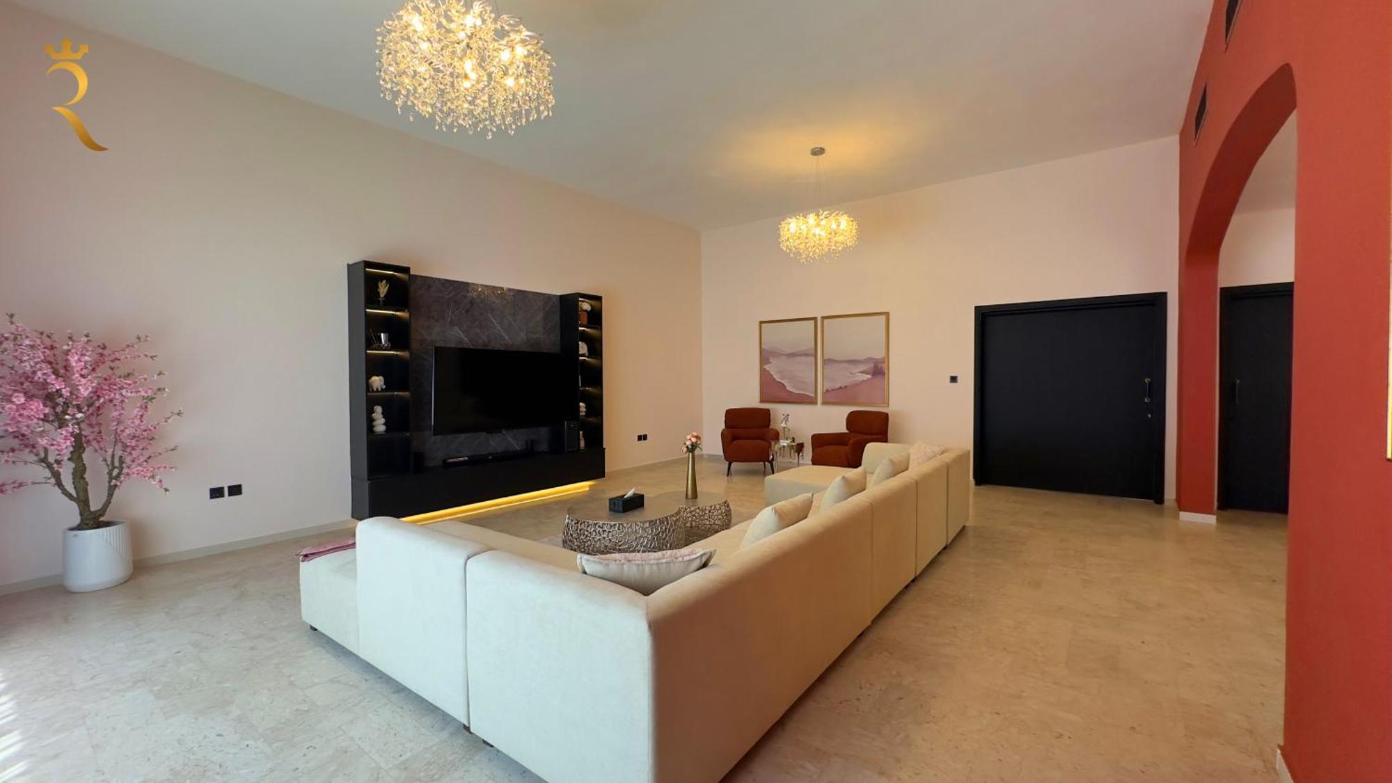 Exquisite 5-br Paradise In Al Danah Apartment *