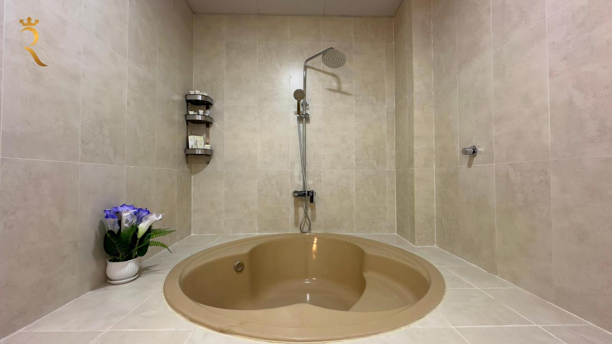 Exquisite 5-br Paradise In Al Danah *