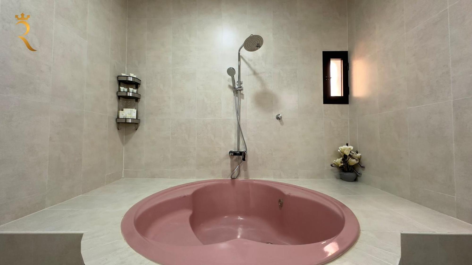 Apartment Exquisite 5-br Paradise In Al Danah